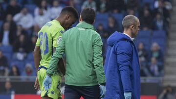 Junior se retira lesionado.