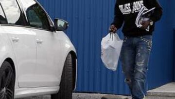 <b>DIJO ADIÓS. </b>Drenthe, ayer, tras recoger sus pertenencias en Fontcalent y despedirse de la plantilla. y despedirse de la