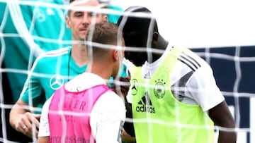 Rudiger y Kimmich se encaran en el entrenamiento.