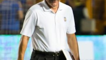 Ricardo Ferretti sonriente en el Estadio Universitario de Nuevo León.