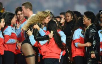 Chris Martin, Beyoncé y Bruno Mars durante su actuación en el descanso de la Super Bowl 50.