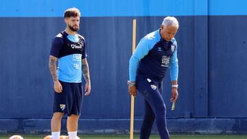 Sergio Pellicer toca balón ante la mirada de Dani Sánchez.