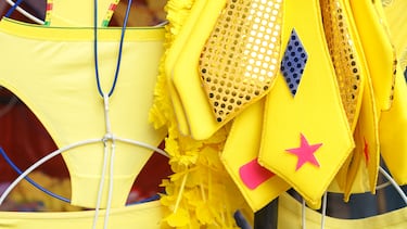 En Perú también toman las doce uvas, al igual que en España, pero la ropa interior de la última noche del año debe ser amarilla y no roja y debe estar puesta del revés. Además, en algunas zonas, ponen un huevo debajo de la cama que abren al día siguiente para interpretar el dibujo formado por la yema.