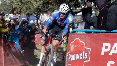 El neerlandés Mathieu Van der Poel durante su participación en la prueba perteneciente a la Copa del Mundo de ciclocros celebrada este domingo en Benidorm.