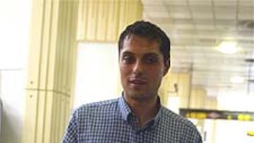 <b>EL ROTEIRO</B>. El gallego Pablo Carral, en Barajas, a su llegada de la Eurocopa el pasado mes con el balón y la entrada del Inglaterra-Portugal.