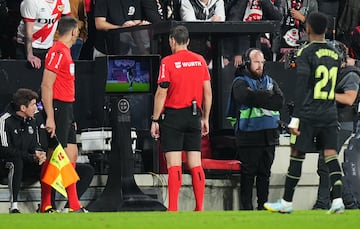 Jugada del penalti por mano de Dani Carvajal. El árbitro Martínez Munuera, tras revisar la acción en el VAR, señala los once metros.