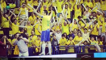 Falcao es aplaudido por la grada brasile&ntilde;a tras marcar un gol durante un partido con la canarinha de f&uacute;tbol sala.