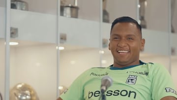 El delantero de Atlético Nacional recordó su etapa con el técnico inglés en Rangers de Escocia. Lo ayudó a mejorar fuera del campo.