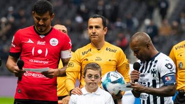 Previo al duelo entre Monterrey y Lobos BUAP, Eduardo Galván ayudó a un niño a decir el protocolo de la Liga MX, hecho que desató los aplausos de la afición.