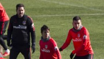 Óliver, junto a Correa en el entrenamiento de ayer.