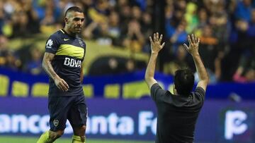 BAS01. BUENOS AIRES (ARGENTINA), 18/12/2016.- Un aficionado salta al campo para abrazarse al jugador Carlos Tevez de Boca Juniors hoy, domingo 18 de diciembre de 2016, durante el partido entre Colón de Santa Fe y Boca Juniors, de la liga argentina, que podría ser la despedida de Tévez como jugador de Boca, que se juega en el estadio La Bombonera de Buenos Aires (Argentina). EFE/David Fernández