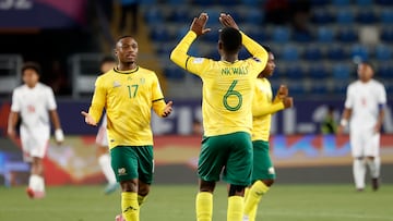 AMDEP5111. RANCAGUA (CHILE), 02/10/2025.- Siviwe Nkwali (c) y Langelihle Phili de Sudáfrica celebran un gol este jueves, en una partido de la Copa Mundial Sub-20 entre Sudáfrica y Nueva Caledonia, en el estadio Codelco El Teniente, en Rancagua (Chile). EFE/ Elvis González