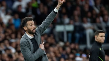 MADRID, 05/04/2025.- El entrenador del Valencia, Carlos Corberán, durante el partido de LaLiga entre el Real Madrid y el Valencia disputado este sábado en el estadio Santiago Bernabéu en Madrid. EFE/Chema Moya