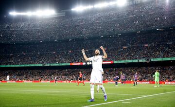 Benzema celebra su 0-4 en el Camp Nou.