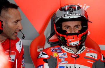Jorge Lorenzo pensativo antes de salir a la pista de Cheste. 