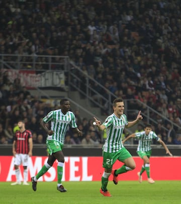 En el minuto 55 y desde fuera del área, gol de Lo Celso.