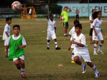 Butragueño con los niños de la Fundación del Real Madrid en La Habana