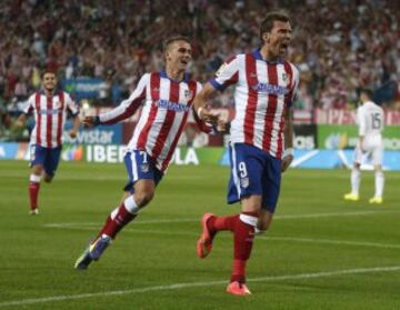 Atletico Madrid's Mario Mandzukic (on R) celebrates his goal during their El delantero croata del Atlético de Madrid Mario Manzukic celebra el gol marcado al Real Madrid en los primeros minutos del partido de vuelta de la Supercopa de España.