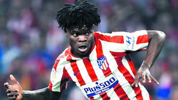 Acci&oacute;n de Thomas Partey en el derbi del pasado 28 de septiembre que enfrent&oacute; al Atl&eacute;tico con el Real Madrid en el Wanda Metropolitano.