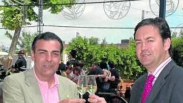 <b>ALEGRÍA. </b>Carlos Osma y Fernández Monterrubio brindaron ayer en la Feria jerezana por el futuro ascenso del equipo azulino.