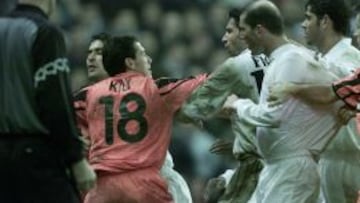 Kily González intenta frenar a Figo, visiblemente enfadado, en un encuentro jugado en 2002.