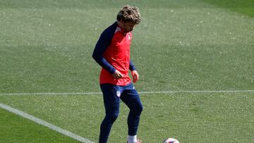 Antoine Griezmann se ejercita con el Atl¨¦tico.