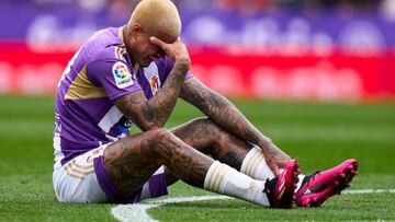 VALLADOLID, SPAIN - JANUARY 14: Kenedy of Real Valladolid lies injured on the pitch during the LaLiga Santander match between Real Valladolid CF and Rayo Vallecano at Estadio Municipal Jose Zorrilla on January 14, 2023 in Valladolid, Spain. (Photo by Diego Souto/Quality Sport Images/Getty Images)
