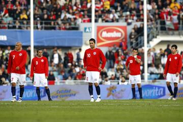 Por un conflicto con la marca Brooks, Chile jugó dos partidos sin marca en su camiseta. El 24 de marzo de 2007, la Roja de Nelson Acosta perdió 4-0 ante Brasil en Gotemburgo, Suecia.