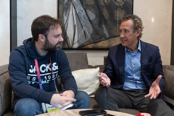 The editor of AS, together with Jorge Valdano.