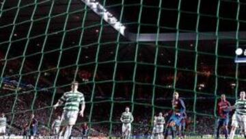 <b>PICADURA DE PULGA. </b>Leo Messi acaba de romper a Caldwell y marca de zurda el 2-3 que pone al Barça con un pie en los cuartos.