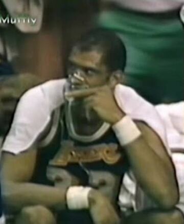 Kareem Abdul-Jabbar, con una mascarilla de oxígeno en el Boston Garden. Una imagen icónica de la NBA.