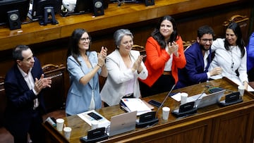 Valparaiso, 21 de marzo de 2023.
La ministra de la segegob Camila Vallejo, la ministra del trabajo Jeannette Jara y la ministra de la mujer Antonia Orellana participan de la sesion del Senado en la que se apruebo el proyecto que rebaja la jornada laboral a 40 horas.
Raul Zamora/Aton Chile