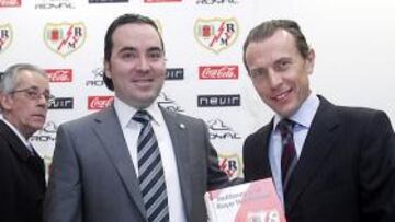 <b>SINTONÍA. </b>El presidente del Rayo, Raúl Martín, posa junto a Emilio Butragueño durante el acto de ayer.