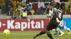 Mweene, h谷roe del partido: par車 un penalti y marc車 otro