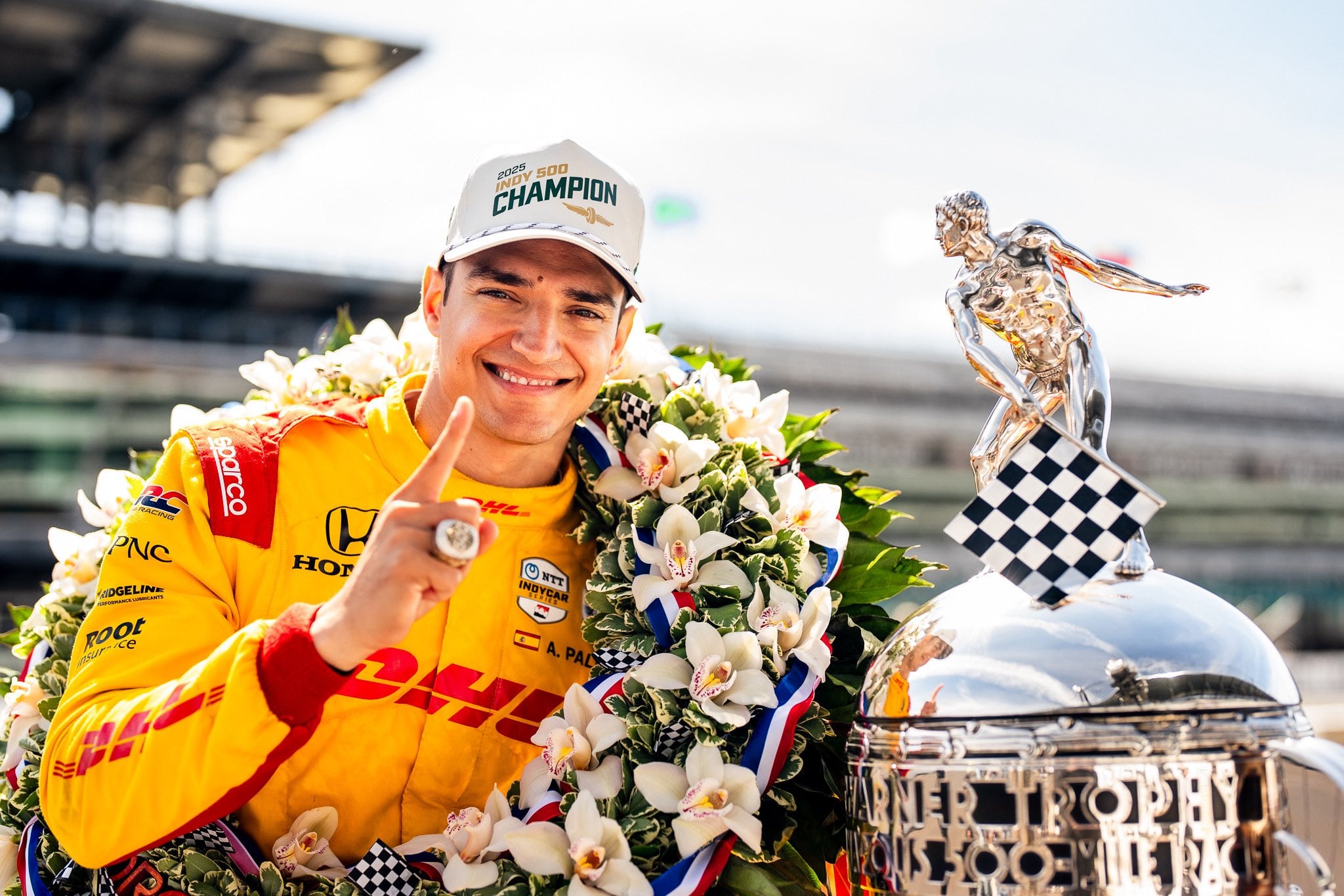 Álex Palou posa en Indianápolis con el trofeo Borg-Warner como ganador de las 500 Millas.
