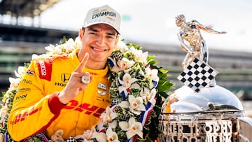 Álex Palou posa en Indianápolis con el trofeo Borg-Warner como ganador de las 500 Millas.