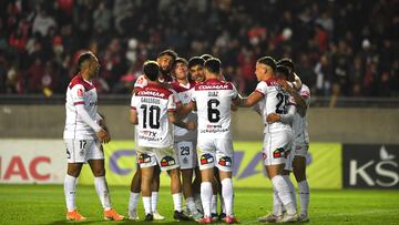 Futbol, Deportes La Serena vs Deportes Limache.
Fecha 25, campeonato Ascenso 2024.
El jugador de Deportes La Serena Lionel Altamirano, centro, celebra con sus companeros su gol contra Deportes Limache durante el partido de primera division B disputado en el estadio La Portada en La Serena, Chile.
07/09/2024
Alejandro Pizarro Ubilla/Photosport
Football, Deportes La Serena vs Deportes Limache.
Date 25, Ascenso 2024 championship.
Deportes La Serena's player Lionel Altamirano, center, celebrates with teammates after scoring against Deportes Limache during the first division B match at the La Portada in La Serena, Chile.
07/09/2024
Alejandro Pizarro Ubilla/Photosport