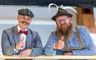 A pesar de ser bigotes y barbas más discretas, están llenos de personalidad.