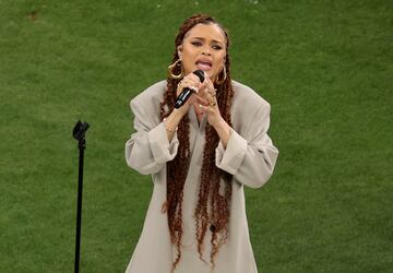 La actriz y ganadora al Grammy, Andra Day, fue la encargada de interpretar ‘Lift Every Voice and Sing’.