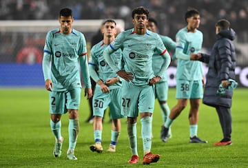 João Cancelo, Marc Casado y Lamine Yamal, jugadores del Barcelona, tras finalizar el partido.