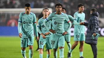 João Cancelo, Marc Casado y Lamine Yamal, jugadores del Barcelona, tras finalizar el partido.