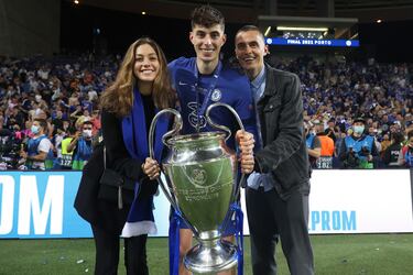 Kai Havertz mantiene una relación estable desde 2018 con la modelo alemana Sophia Weber. En la imagen Kai Havertz posa con su pareja y con su hermano, Jan Havertz, sosteniendo el trofeo de la Liga de Campeones.
