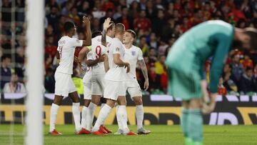 Los jugadores ingleses celebran uno de sus goles en el Villamar&iacute;n.