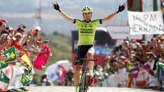 El ciclista del Euskadi-Murias &Oacute;scar Rodr&iacute;guez celebra su victoria en la cima de La Camperona en la 13&ordf; etapa de la Vuelta a Espa&ntilde;a 2018.