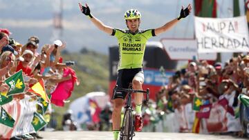 El ciclista del Euskadi-Murias &Oacute;scar Rodr&iacute;guez celebra su victoria en la cima de La Camperona en la 13&ordf; etapa de la Vuelta a Espa&ntilde;a 2018.