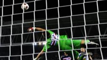 <b>PARADÓN. </b>Fiorillo hizo intervenciones que condenaron a que el partido acabara empatado y se decidiera desde el punto de penalti.