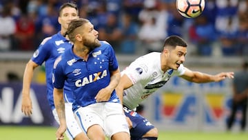 BET33 - BETIM (BRTASIL), 4/4/2017.- El jugador Victor Davalos (d) de Nacional (PAR) disputa el bal&oacute;n con Rafael Sobis (i) de Cruzeiro (BRA) hoy, martes 4 de abril de 2017, durante su partido de la Copa Sudamericana 2017 de la Conmebol en el estadio Mineir&atilde;o en Belo Horizonte, Minas Gerais (Brasil). EFE/ Paulo Fonseca