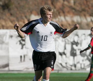 Kroos tuvo una gran carrera con la selecciónes inferiores alemanas aunque no pudo levantar ningún trofeo. Con las sub-17 debutó el 14 de octubre de 2005 cuando se enfrentó al combinado de las Islas Feroe. A pesar de no levantar ningún trofeo, Kroos consiguió un Balón de Oro del Europeo Sub-17, fue máximo goleador del Europeo Sub-17, Balón de Oro del Mundial Sub-17, Bota de Bronce del Mundial Sub-17 y  Medalla Fritz Walter (categoría sub-18).