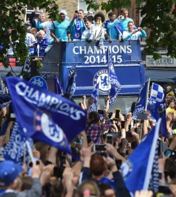 Football - Chelsea - Barclays Premier League Winners Parade - Chelsea & Kensington, London - 25/5/15
Chelsea players and fans during the parade
Action Images via Reuters / Alan Walter
Livepic