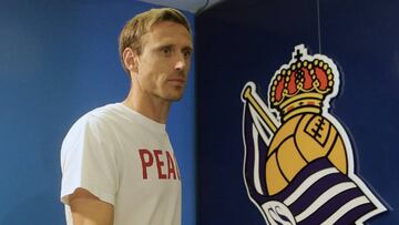 El nuevo jugador de la Real Sociedad, Nacho Monreal, en la presentación del jugador este lunes en las instalaciones de Zubieta.